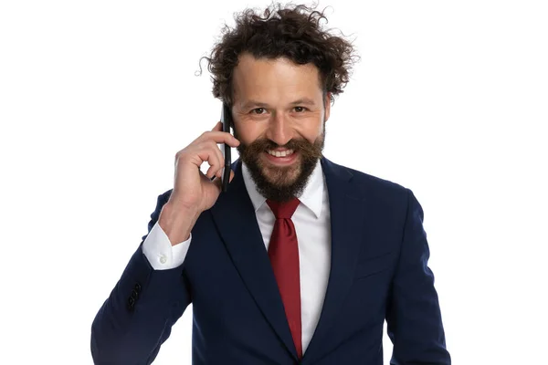 Sexig Affärsman Talar Telefon Och Ler Mot Kameran Vit Bakgrund — Stockfoto