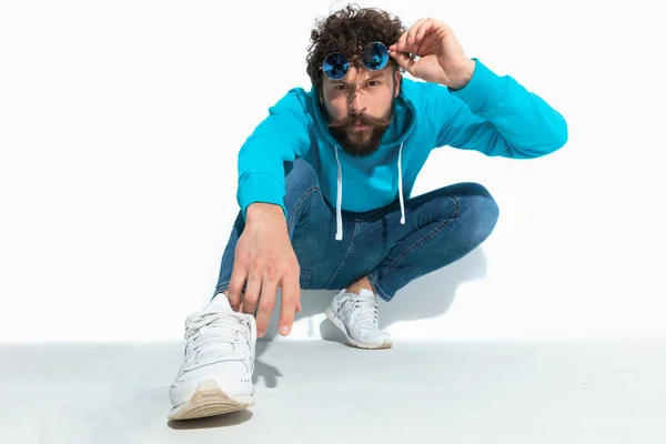 Hombre Casual Cuclillas Está Posando Con Actitud Mientras Quita Las — Foto de Stock