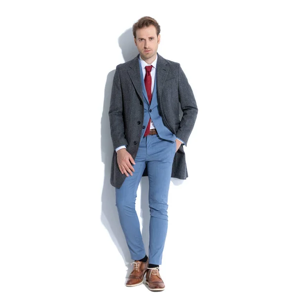 Homem Negócios Atraente Segurando Uma Mão Bolso Vestindo Casaco Uma — Fotografia de Stock