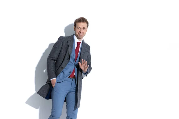 Schöner Geschäftsmann Anzug Winkt Und Hält Eine Hand Der Tasche — Stockfoto