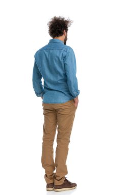 Beyaz arka planda arkası kameraya dönük yakışıklı sıradan bir adamın dikiz aynası.