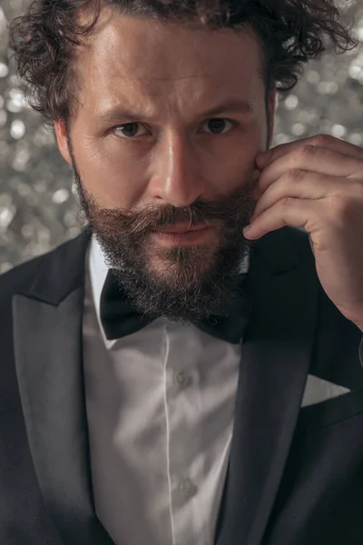 Atraente Jovem Noivo Preto Smoking Arranjando Bigode Posando Frente Tinfoil — Fotografia de Stock