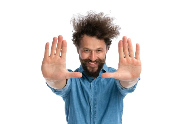 Bello Uomo Casual Mostrando Palmi Delle Mani Alla Fotocamera Sorridente — Foto Stock