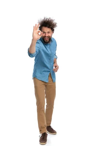 Homem Casual Feliz Fazendo Sinal Para Câmera Fundo Estúdio Branco — Fotografia de Stock