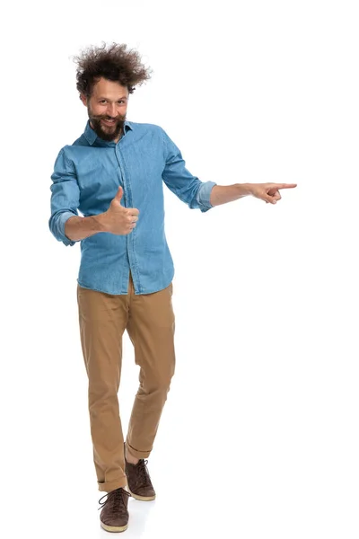 Guapo Hombre Negocios Dando Gusta Señalando Lado Sobre Fondo Blanco —  Fotos de Stock