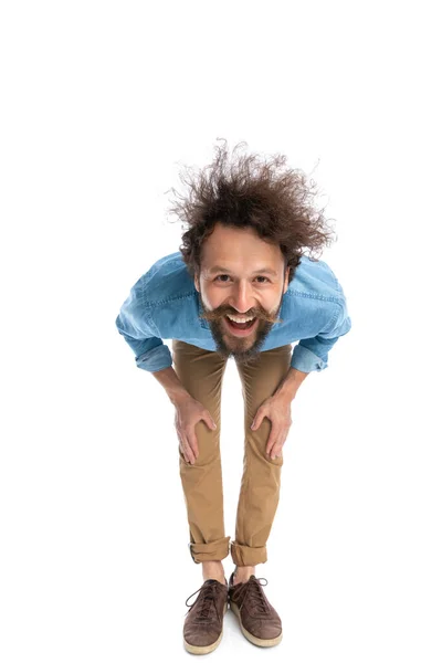 Bonito Casual Homem Inclinado Para Frente Sorrindo Para Câmera Branco — Fotografia de Stock