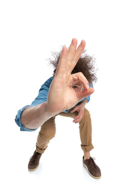 Jovem Casual Homem Inclinado Para Frente Espreitando Através Buraco Dedo — Fotografia de Stock