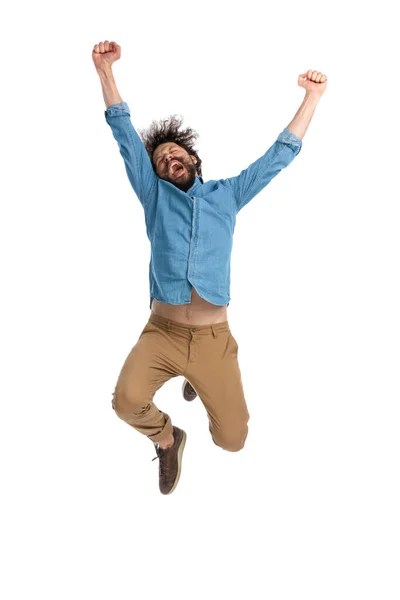 Hombre Casual Lleno Emoción Está Saltando Aire Celebrando Victoria Sobre — Foto de Stock