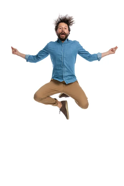 Aantrekkelijke Casual Man Springen Een Yoga Positie Tegen Witte Achtergrond — Stockfoto
