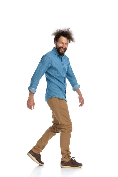Vista Lateral Hombre Casual Caminando Hacia Lado Sonriendo Cámara Sobre —  Fotos de Stock