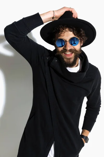 Giovane Uomo Casual Tenendo Cappello Una Mano Tasca Con Sorriso — Foto Stock