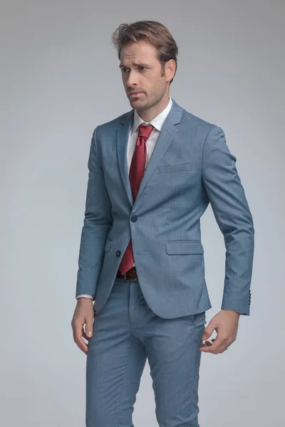 Young Businessman Looking Away Posing Nice Suit Gray Studio Background — Stock Photo, Image