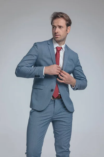 Handsome Fashion Model Closing His Suit Looking Away Fashion Pose — Stock Photo, Image