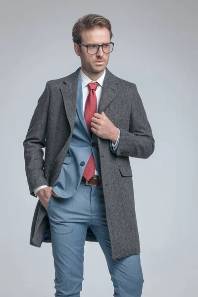 Seksowna Modelka Wkładająca Rękę Kieszeni Naprawiająca Jego Płaszcz Nosząca Okulary — Zdjęcie stockowe