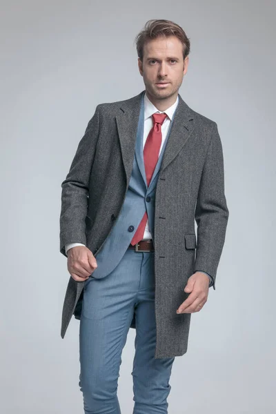 Young Businessman Holding His Coat While Posing Attitude Gray Studio — Stock Photo, Image