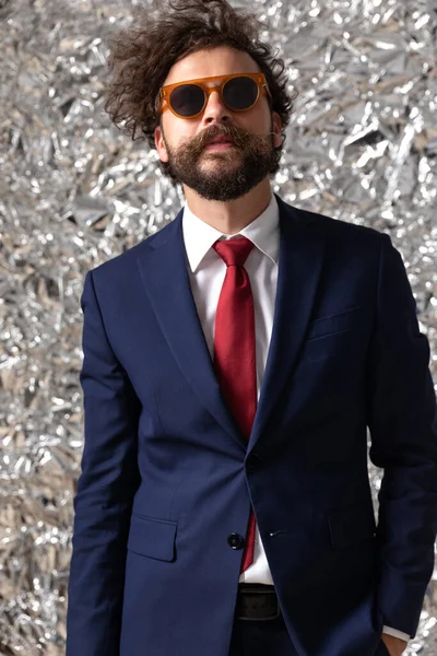 Stilig Cool Affärsman Poserar Med Stil Bär Solglasögon Staniol Bakgrund — Stockfoto
