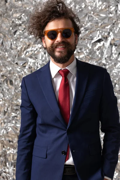 Legal Bonito Empresário Posando Com Uma Mão Bolso Óculos Sol — Fotografia de Stock