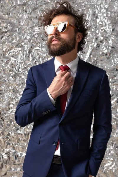 Fresco Sexy Hombre Negocios Fijación Corbata Usando Gafas Sol Sosteniendo —  Fotos de Stock