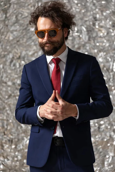 Przystojny Biznesmen Tarcie Jego Ręce Razem Noszenie Okulary Przeciwsłoneczne Białym — Zdjęcie stockowe