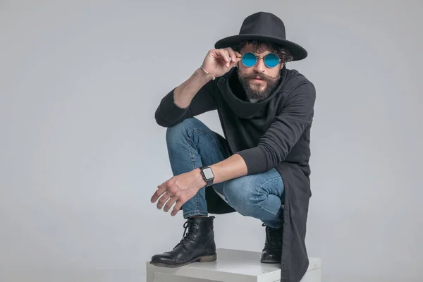Cool Hipster Está Fixando Seus Óculos Sol Agachamento Vestindo Chapéu — Fotografia de Stock