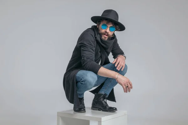 Hipster Wearing Sunglasses Hat Squatting Style Gray Background — Stock Photo, Image