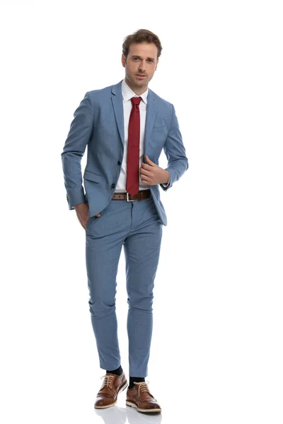 Kompletní Tělo Obrázek Atraktivní Mladý Muž Nastavení Modrý Oblek Drží — Stock fotografie