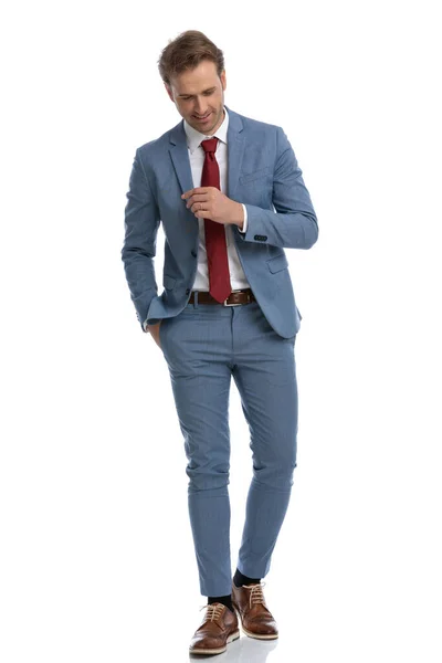 Cuerpo Completo Elegante Hombre Negocios Traje Azul Cogido Mano Bolsillo — Foto de Stock