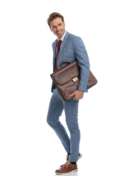 Full Body Foto Van Elegante Zakenman Blauw Pak Zoek Naar — Stockfoto