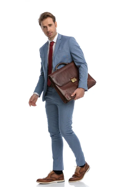 Full Body Foto Van Sexy Elegante Man Blauw Pak Lopen — Stockfoto