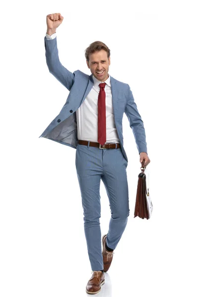 Opgewonden Jonge Zakenman Blauw Pak Met Arm Omhoog Houden Koffer — Stockfoto