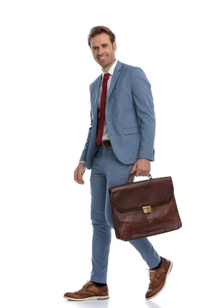 Oldalnézetben Boldog Üzletember Kék Öltönyben Mosolyog Miközben Gazdaság Bőrönd Séta — Stock Fotó
