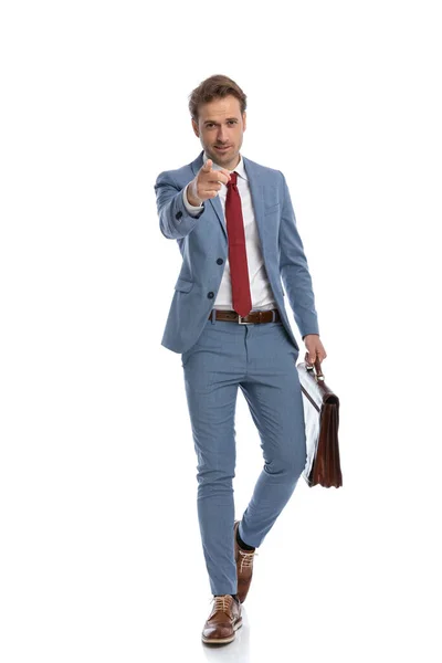 Ganzkörperbild Eines Glücklichen Jungen Geschäftsmannes Blauen Anzug Mit Koffer Zeigefinger — Stockfoto