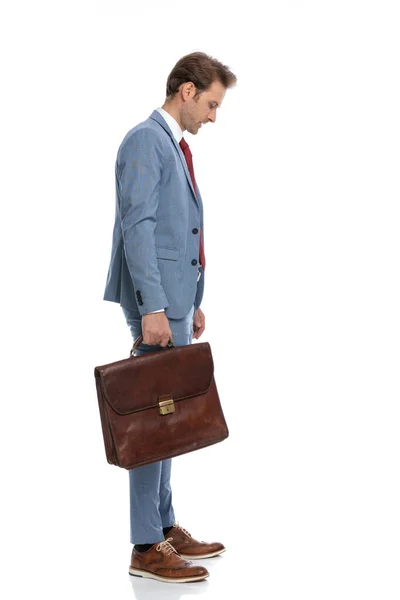Seitenansicht Eines Eleganten Jungen Mannes Blauen Anzug Mit Koffer Der — Stockfoto