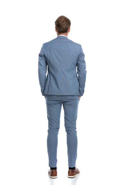 Widok Tyłu Elegancki Biznesmen Niebieskim Garniturze Trzymając Się Ręce Kieszeniach — Zdjęcie stockowe