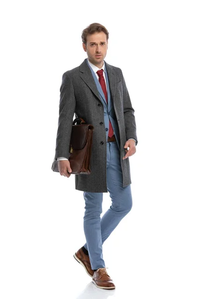 Bavul Ceket Giyen Kendine Güvenen Bir Adamının Beyaz Arka Planda — Stok fotoğraf