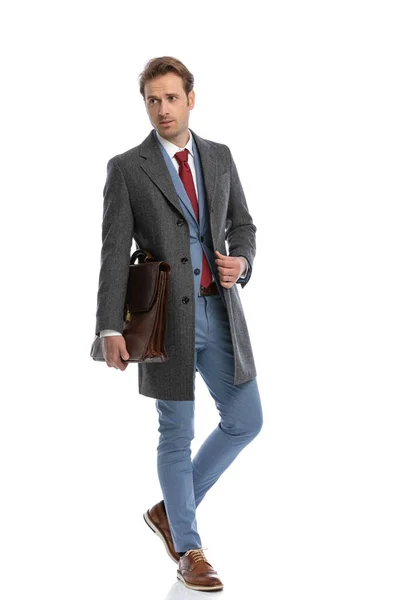 Full Body Picture Cool Elegant Fashion Man Suitcase Fixing Coat — Stock Photo, Image