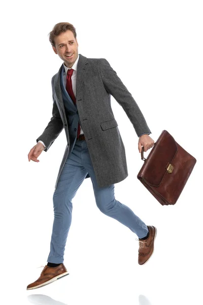 Heureux Homme Élégant Avec Valise Regardant Côté Souriant Bondissant Air — Photo