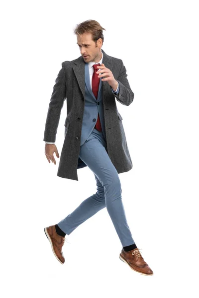 Ganzkörperbild Eines Dynamischen Geschäftsmannes Anzug Mit Grauer Jacke Der Zur — Stockfoto