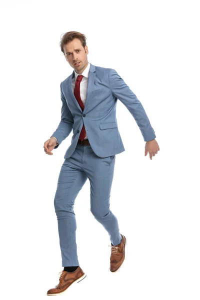 Aantrekkelijke Jongeman Blauw Pak Houden Armen Mode Pose Tijdens Het — Stockfoto