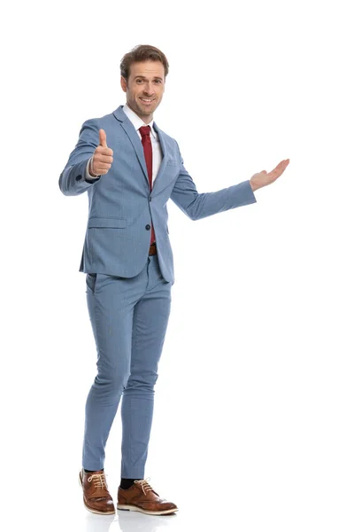Glücklicher Junger Geschäftsmann Blauen Anzug Der Daumen Nach Oben Macht — Stockfoto