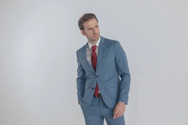 Ελκυστική Αξύριστος Επιχειρηματίας Μπλε Κοστούμι Κοιτάζοντας Προς Πλάγια Και Κρατώντας — Φωτογραφία Αρχείου