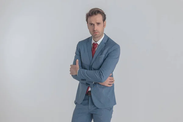 Porträt Eines Jungen Eleganten Geschäftsmannes Blauen Anzug Der Die Arme — Stockfoto
