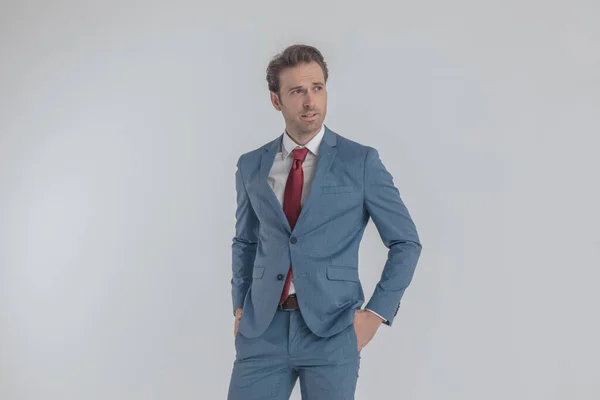 Cool Elegante Giovane Uomo Abito Blu Che Tiene Mani Tasca — Foto Stock