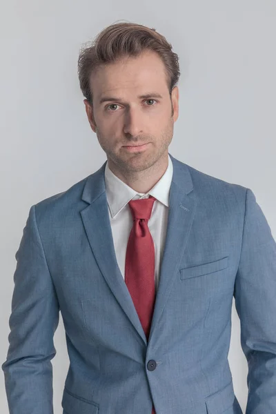 Retrato Joven Empresario Atractivo Traje Azul Posando Frente Fondo Gris — Foto de Stock