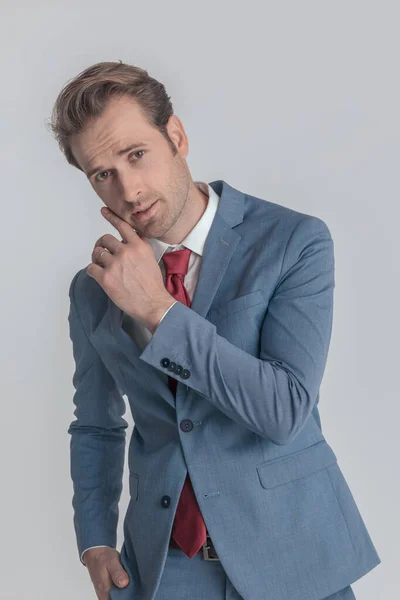 Elegante Jonge Man Bolue Pak Hand Een Mode Pose Ontroerende — Stockfoto