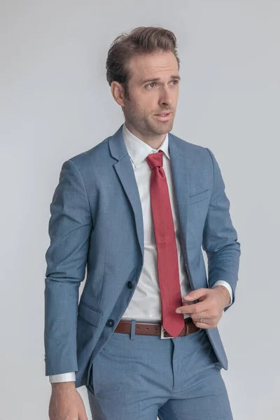 Joven Empresario Confiado Traje Azul Posando Mirando Costado Confiando Frente — Foto de Stock