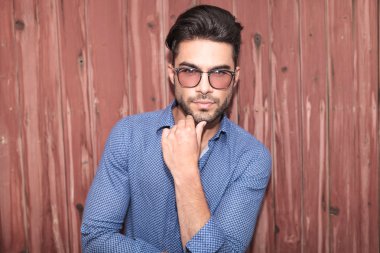 düşünme gözlüklü genç casual adam