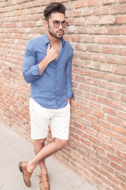 moda casual adam yan tam vücut resmi