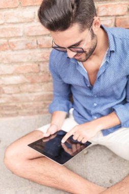 onun değmek perde tablet bilgisayarda çalışma öğrenci 