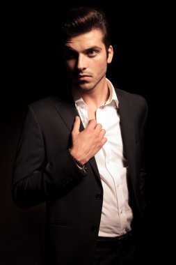 uzağa bakarak onun omzuna el ile takım elbiseli adam